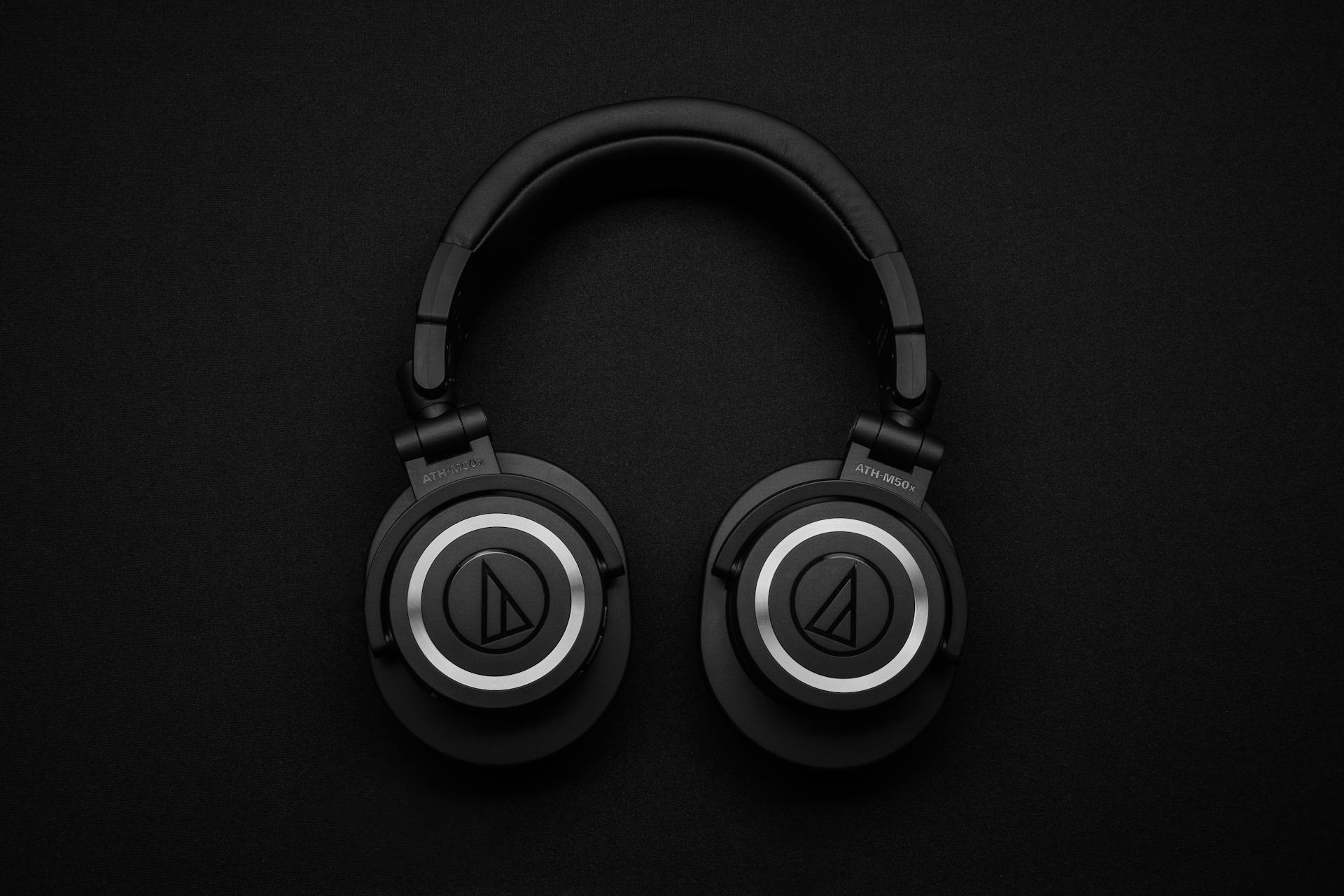 Noise-canceling headphones are a travel necessity, whether you're looking to escape the bustle of a busy metropolis or find peace on a long-haul journey. Invest in a good pair that will provide excellent comfort and noise reduction to create a quiet refuge wherever you are. They're ideal for relaxing with quiet time or listening to music or podcasts. :: Pexels