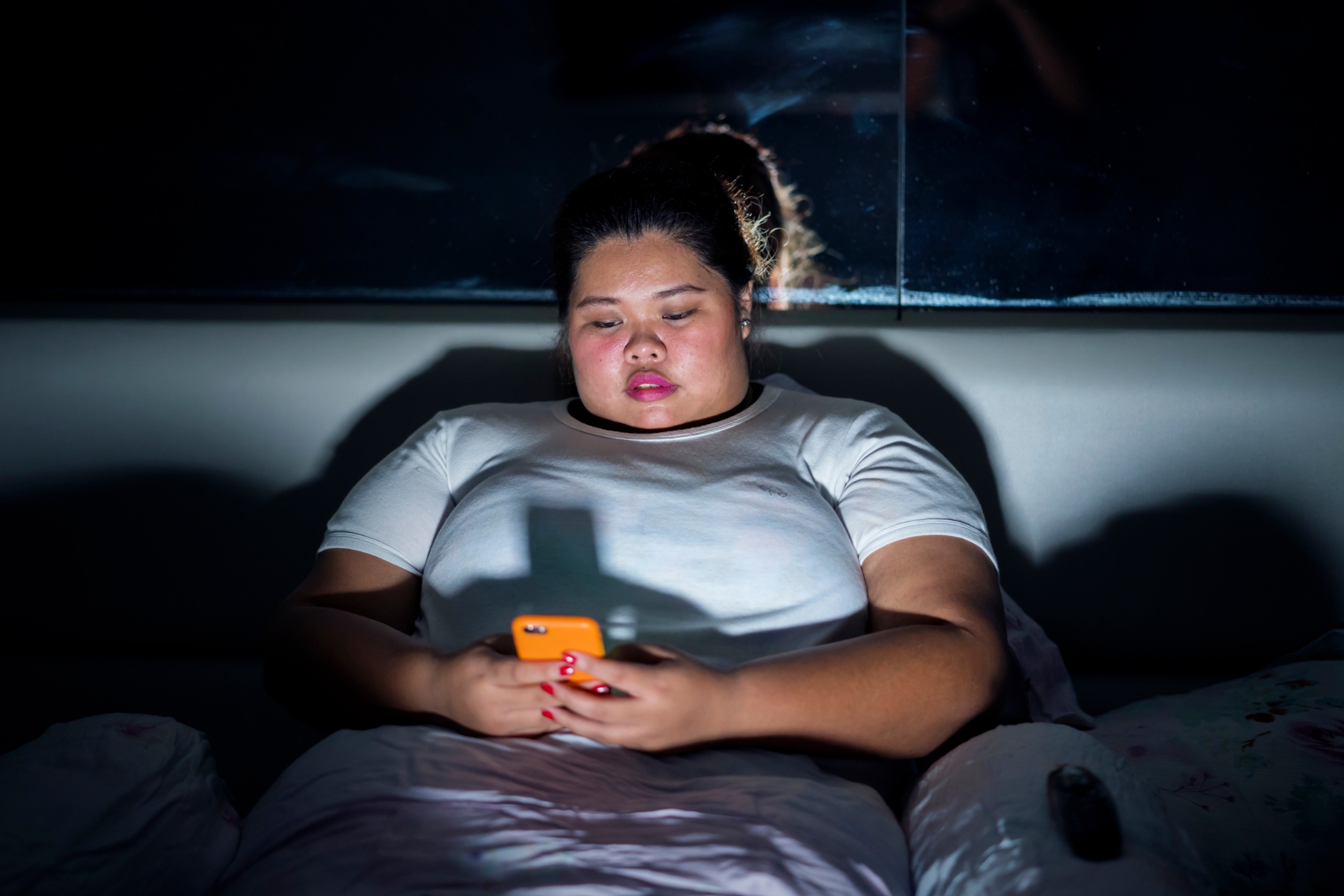 <p> Sleep is often underestimated in its impact on weight loss. Poor sleep quality or insufficient sleep disrupts hormonal balance, particularly affecting ghrelin and leptin, hormones that regulate hunger and satiety. This imbalance can lead to increased cravings, overeating, and a slower metabolism, all of which contribute to difficulty in losing weight. </p>:: 123rf