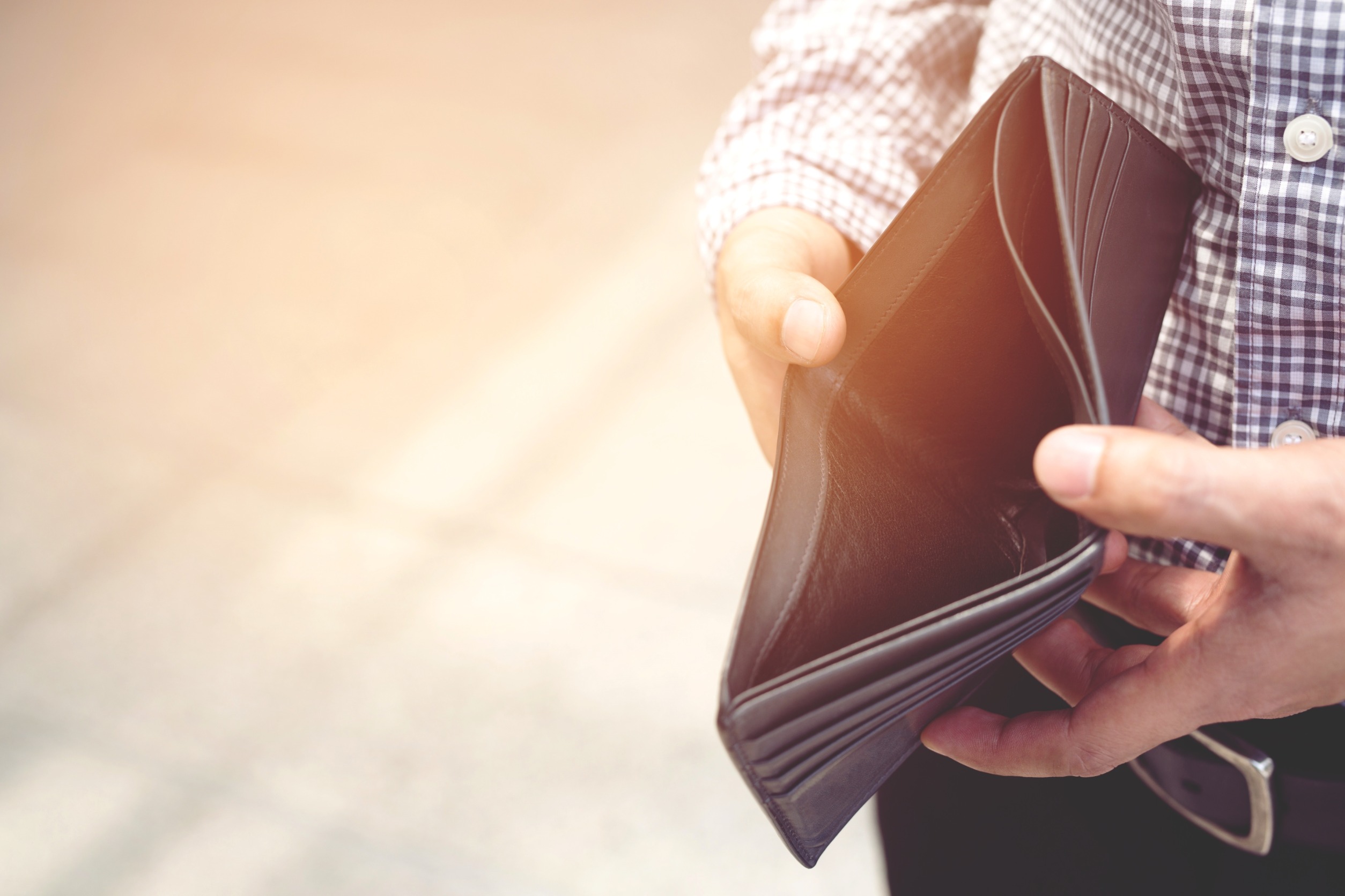 <p>"Can I afford to tip generously today?" Your current financial situation plays a significant role in your tipping decision. You might quickly check your bank balance or think about upcoming expenses before deciding how much to tip. </p>:: 123rf