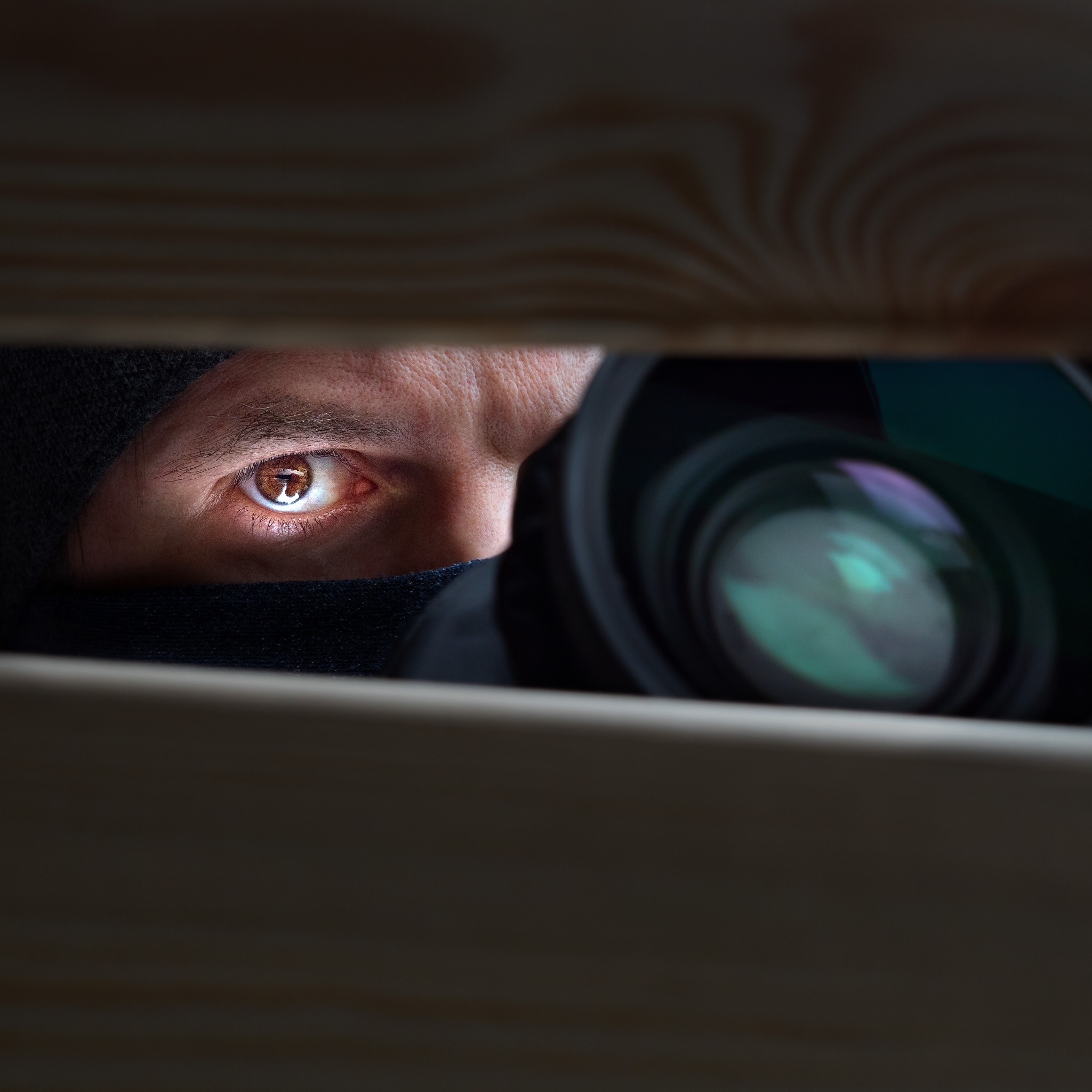 <p>"Are they watching how much I tip?" The feeling of being observed while you tip can add pressure. You might feel the need to tip more generously if you think the service provider is paying close attention. </p>:: 123rf