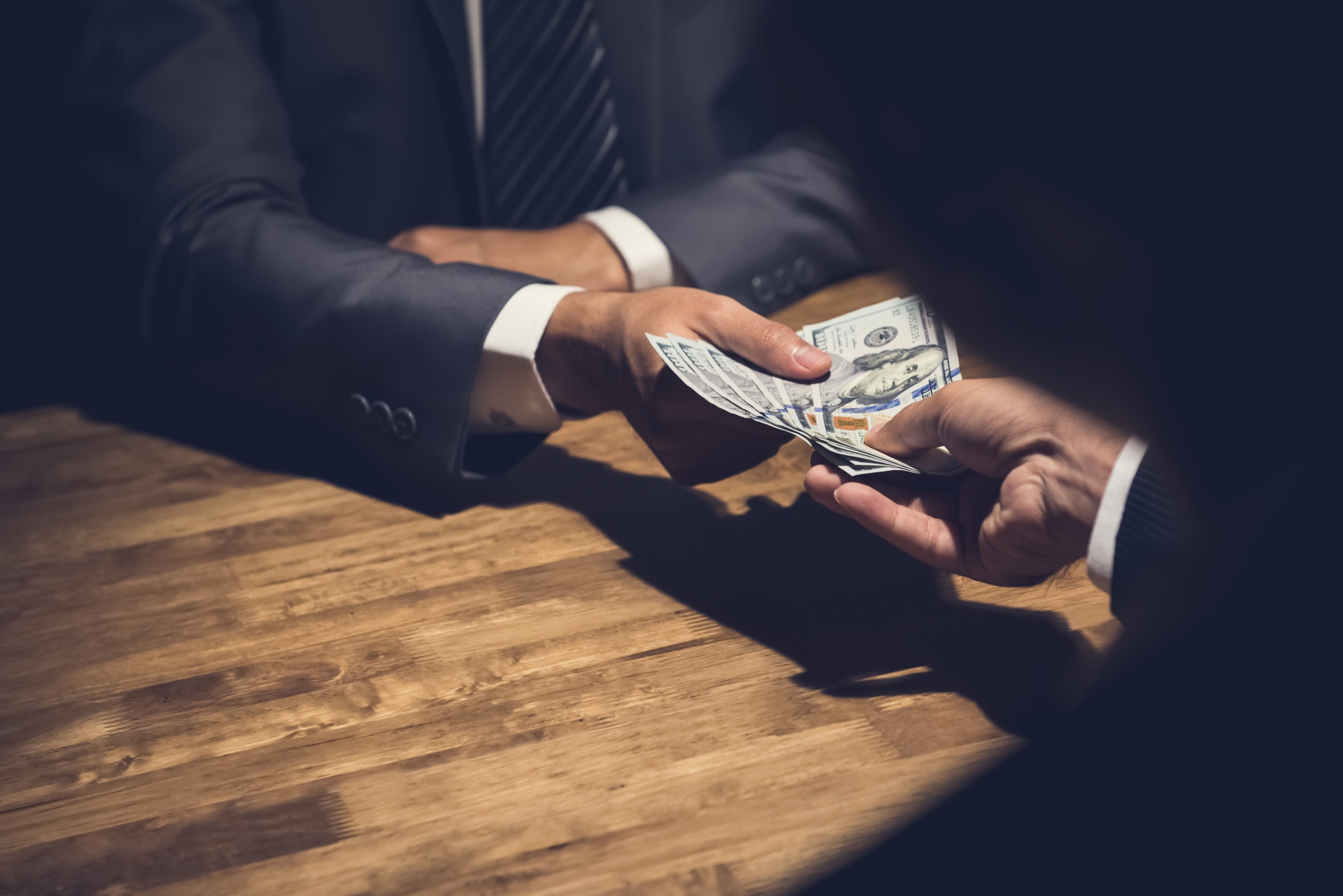 <p>"Is it normal to tip for this kind of service?" In some situations, like when dealing with government officials or certain professionals, you might wonder whether tipping is appropriate or could be misconstrued as a bribe. </p>:: 123rf