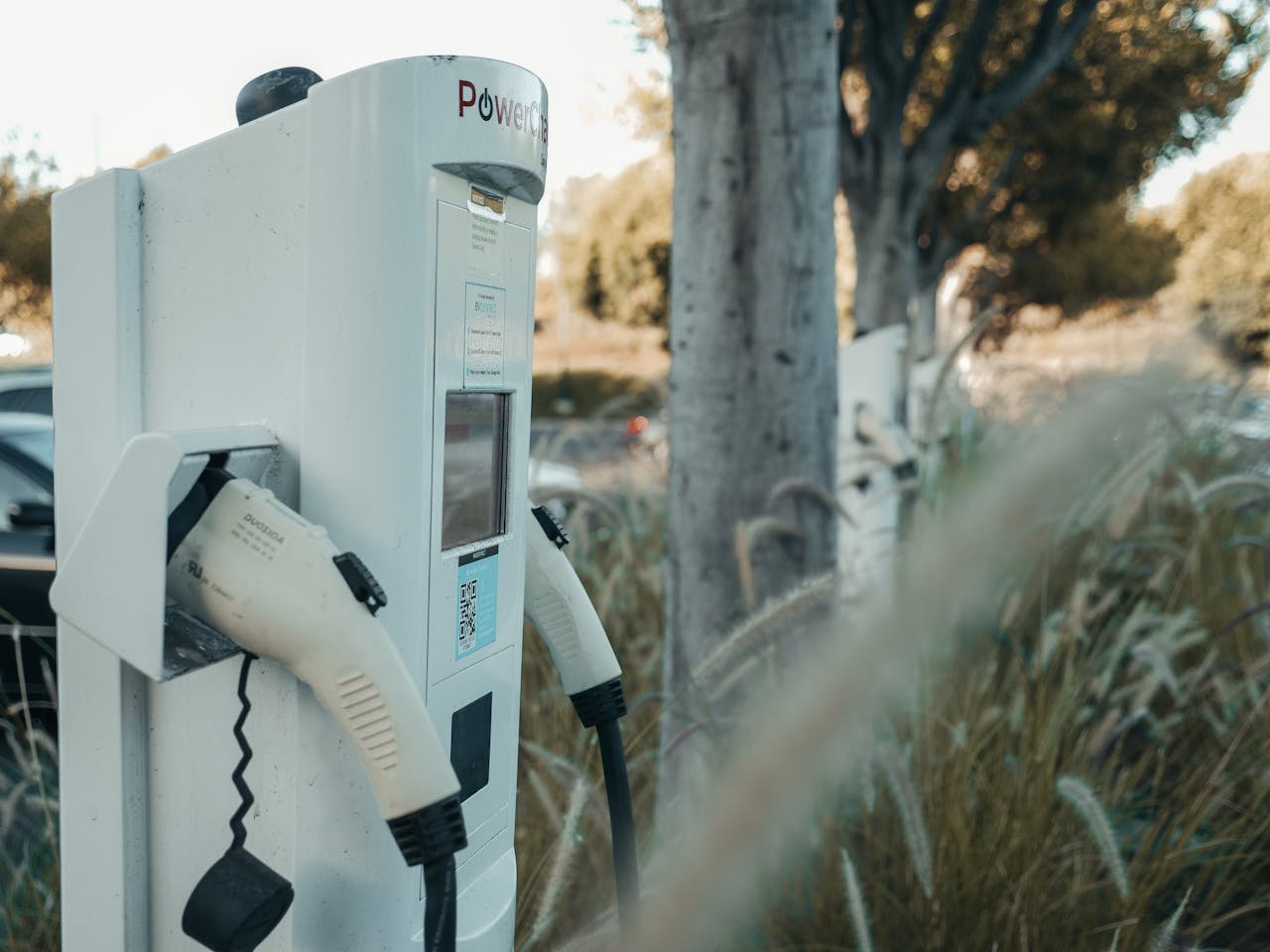 <p> Charging an EV from 0% to 85% is indeed faster than charging from 0% to 100%, but this overlooks the fact that many drivers prefer to fully charge their vehicles to maximize range. By capping the charge at 85%, Electrify America may inadvertently force drivers to spend more time managing their charging stops, reducing overall efficiency. </p>:: Pixabay