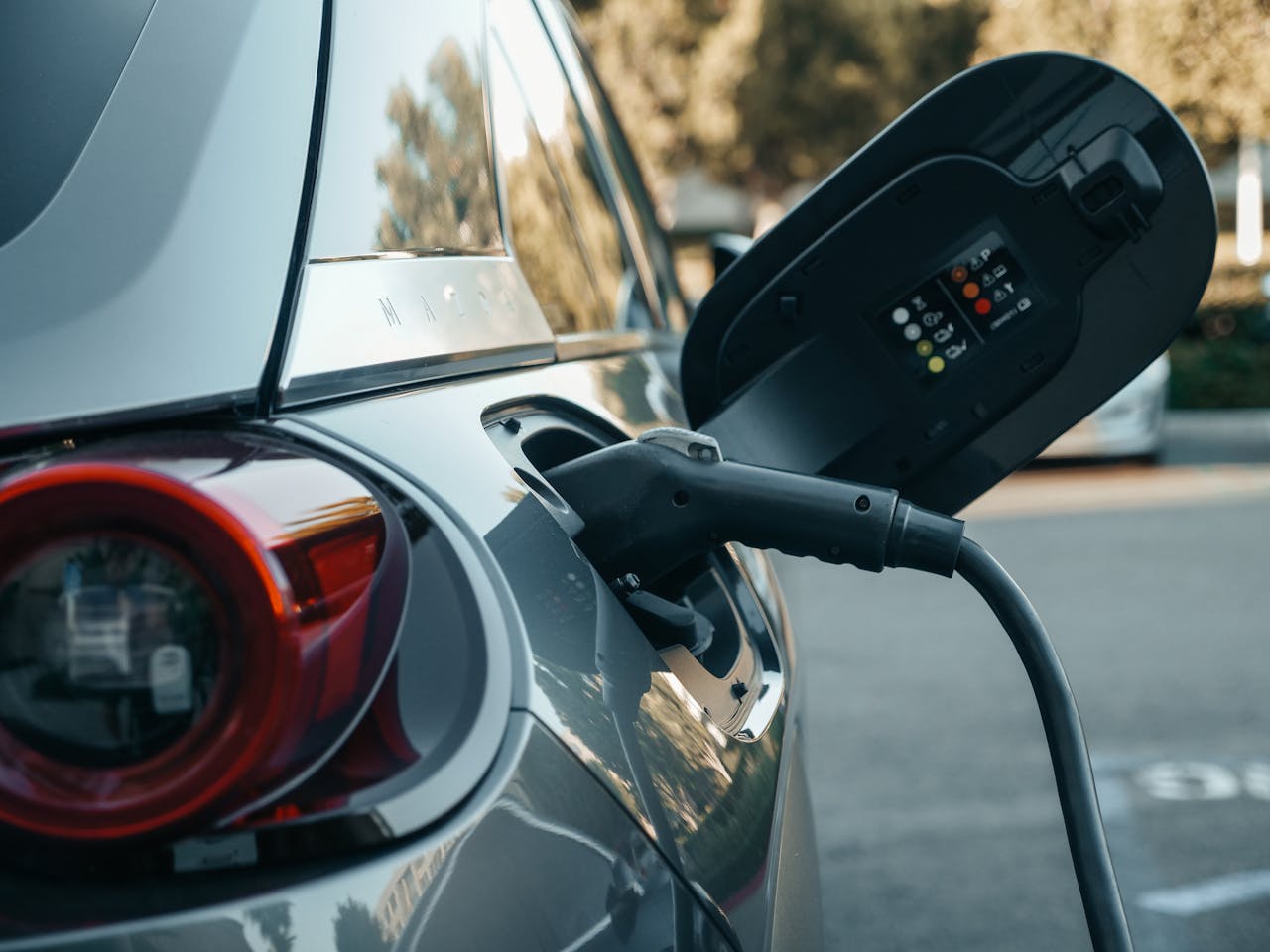 <p>Implementing an 85% charge limit at this stage could prematurely restrict the potential of emerging fast-charging technologies. As advancements in EV technology continue, including faster charging capabilities and longer battery life, rigid charge limits may hinder the adoption and integration of these innovations. Flexibility in charging policies can better accommodate future advancements and ensure that charging infrastructure remains adaptable and efficient.</p>::Pexels