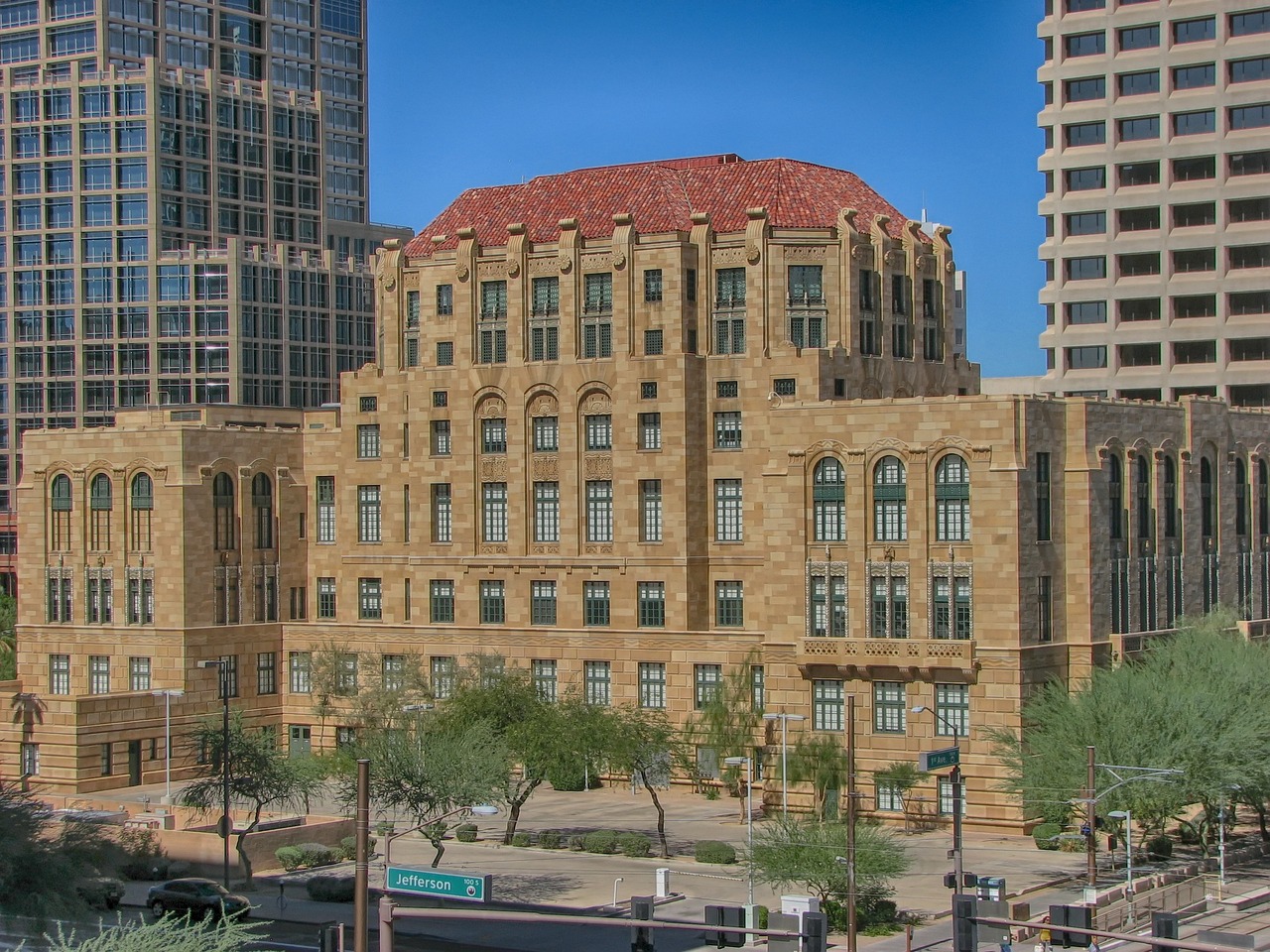<p> Phoenix offers a sunny climate, a low cost of living, and a wide range of recreational activities. The city is surrounded by stunning desert landscapes and mountains, providing ample opportunities for hiking, biking, and golfing. Phoenix's vibrant cultural scene includes museums, theaters, and the annual Phoenix Film Festival. The city's numerous parks and nature reserves offer plenty of opportunities for outdoor activities and wildlife watching. Phoenix's warm weather and active lifestyle make it a popular choice for retirees. </p>:: Pixabay