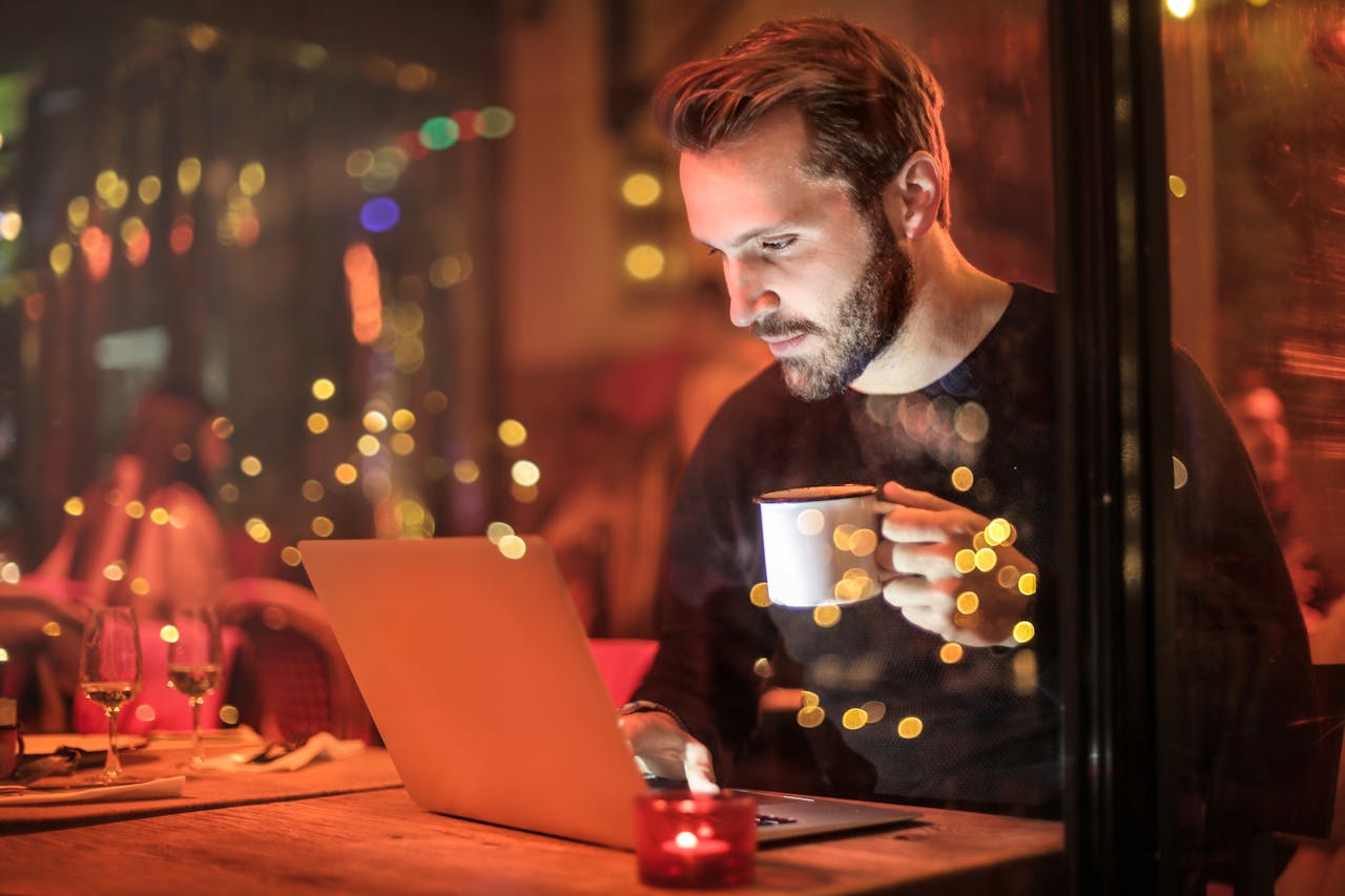 <p>In an ever-evolving job market, the traditional 9-to-5 schedule no longer suits everyone. For those who find themselves most productive after the sun sets, there are plenty of side hustles that can be pursued during those late-night hours. Whether you’re a student juggling a busy schedule, a full-time worker looking for extra income, or simply a night owl by nature, there are side hustles that fit perfectly into your nocturnal routine. Here are ten of the best side hustles for night owls to make extra money in 2025.</p>::Pexels