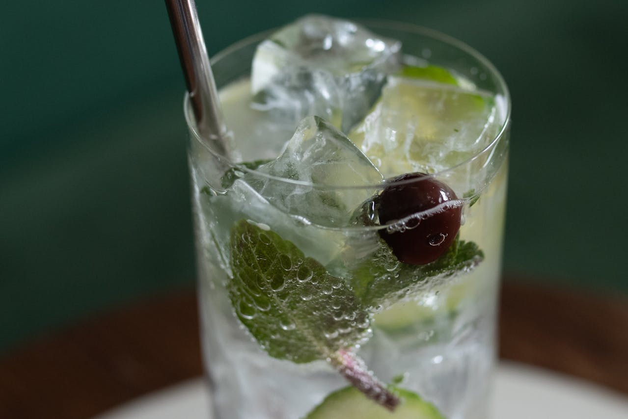 <p>10 fresh mint leaves</p> <p>1 lime, cut into wedges</p> <p>2 tablespoons sugar (or to taste)</p> <p>1 cup ice cubes</p> <p>1/2 cup club soda</p> <p>Mint sprig for garnish</p> :: Pexels