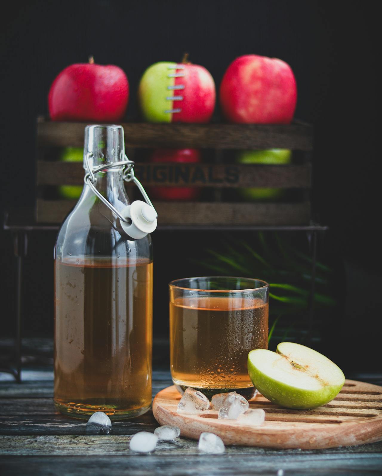 <p>2 cups apple cider</p> <p>1 cinnamon stick</p> <p>1 star anise (optional)</p> <p>1 tablespoon lemon juice</p> <p>Apple slices for garnish</p> :: Pexels