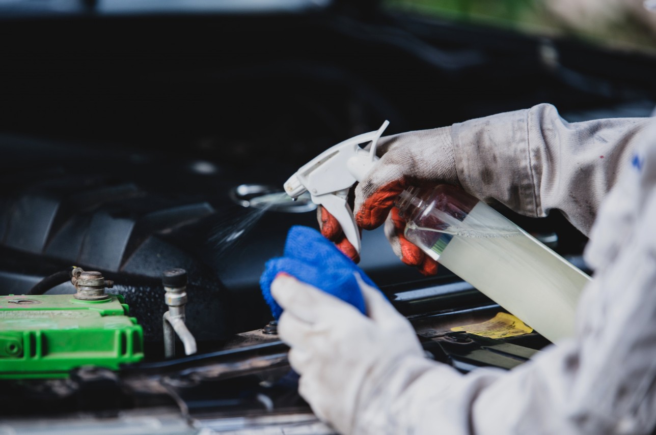 <p> A clean battery is essential for keeping your car running smoothly. Over time, corrosion can build up on your battery terminals, causing electrical issues and preventing your car from starting. A car battery terminal cleaner is a small but effective tool that helps you remove corrosion from the terminals and ensure a good connection. Keeping one in your car can help you avoid battery-related problems, especially in extreme weather conditions. Corrosion can cause your battery to drain faster, so cleaning the terminals regularly can extend the life of your battery and prevent unnecessary breakdowns. </p> :: jcomp on Freepik