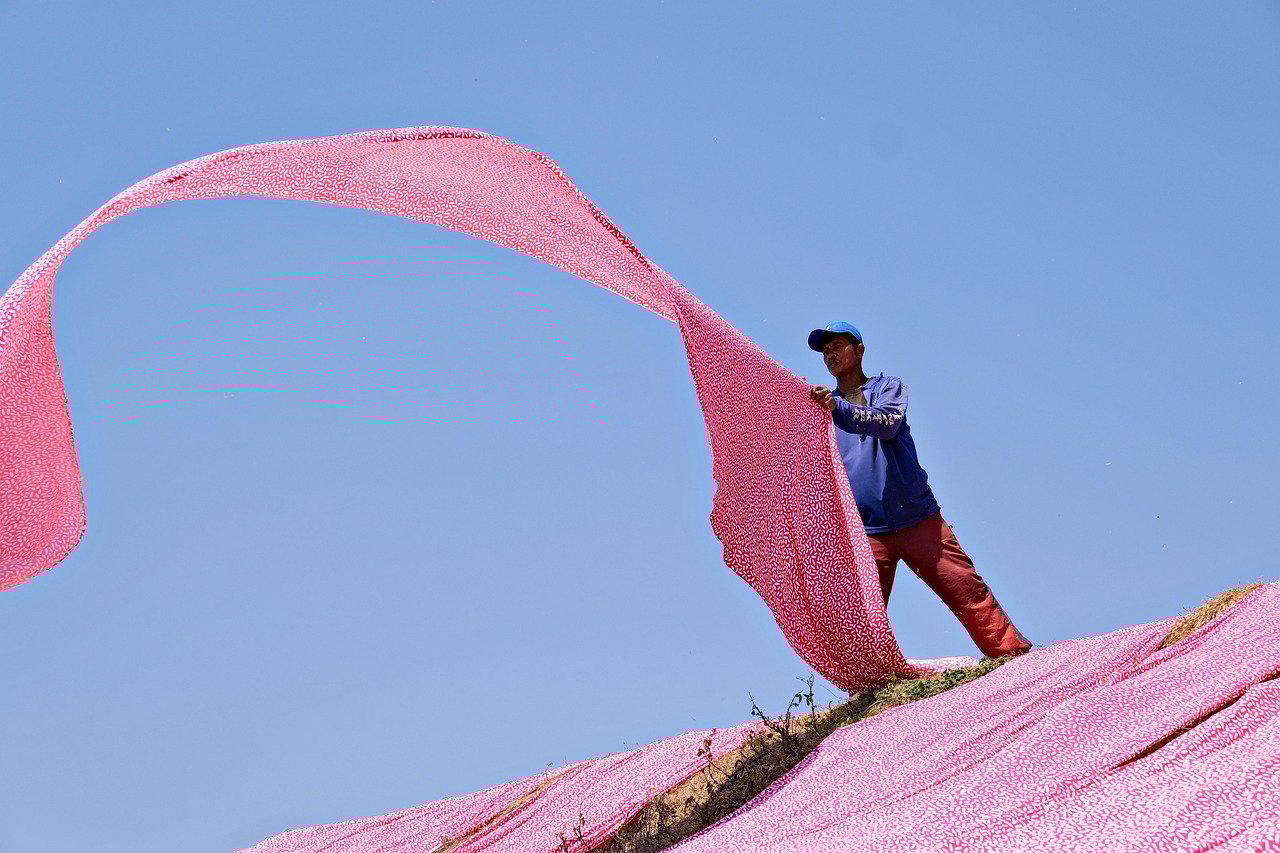 <p>Colombia exported $400 million worth of textiles and garments to the U.S. in 2023, including fabrics, athletic wear, and fashion items. In 2024, the export value increased to $420 million, with a growing trend towards sustainable and ethically produced clothing.</p> ::Pexels