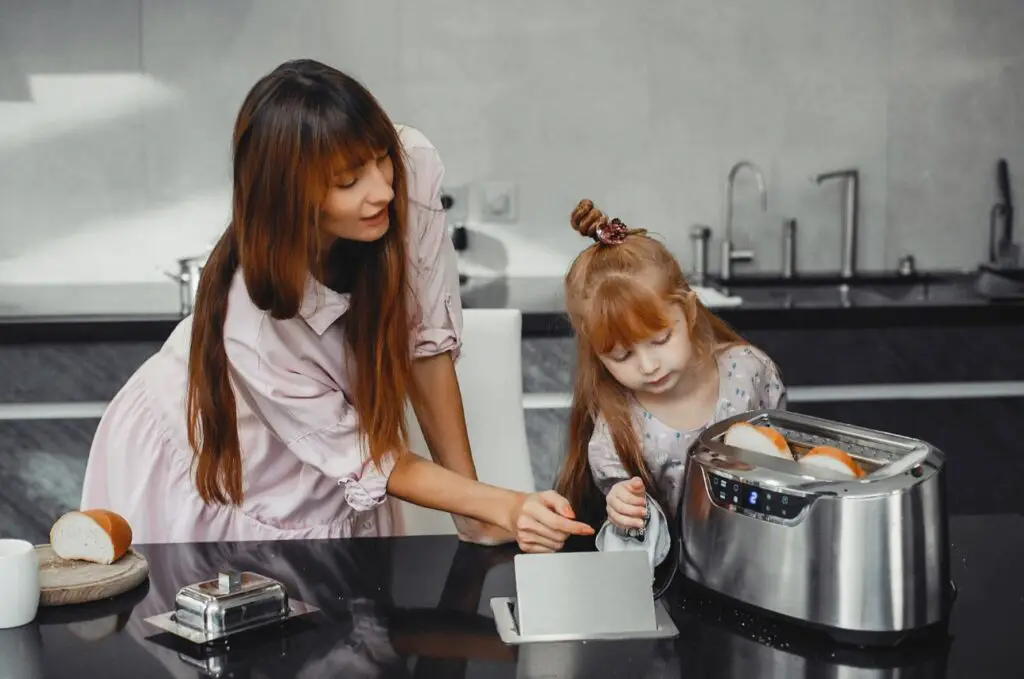 <p> A well-equipped kitchen is not about having the most gadgets but about having the right ones. Smart kitchen appliances can save time, make cooking easier, and improve efficiency. The best part is that these devices are compact and do not take up unnecessary space. Whether you want to speed up meal prep, improve your cooking skills, or make mornings smoother, the right kitchen technology can be a game-changer. Here are ten small smart kitchen appliances that are actually worth it. </p> :: Freepik