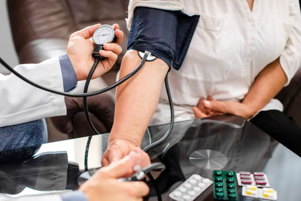 <p> High blood pressure is often called the "silent killer" because it usually has no symptoms but can lead to heart disease, stroke, and kidney damage. A blood pressure screening is a simple, non-invasive test that helps monitor your cardiovascular health. Doctors recommend checking your blood pressure at least once a year. If your readings are consistently high, lifestyle changes or medications may be necessary to keep it in a healthy range. </p> :: Freepik