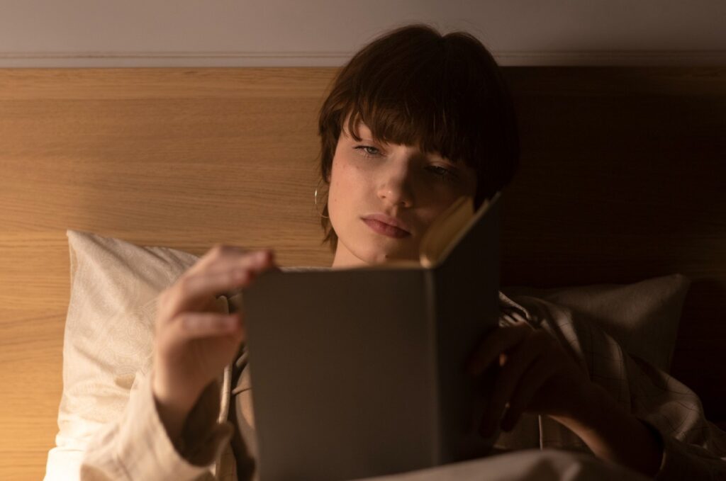 2. Create a Relaxing Bedtime Routine <p> A calming pre-sleep routine signals to your body that it is time to wind down. Activities like reading a book, taking a warm bath, or practicing deep breathing exercises can help you relax before bed. Avoid stimulating activities, such as watching intense TV shows or scrolling through your phone, as they can keep your mind active and make it harder to fall asleep. </p> :: Freepik