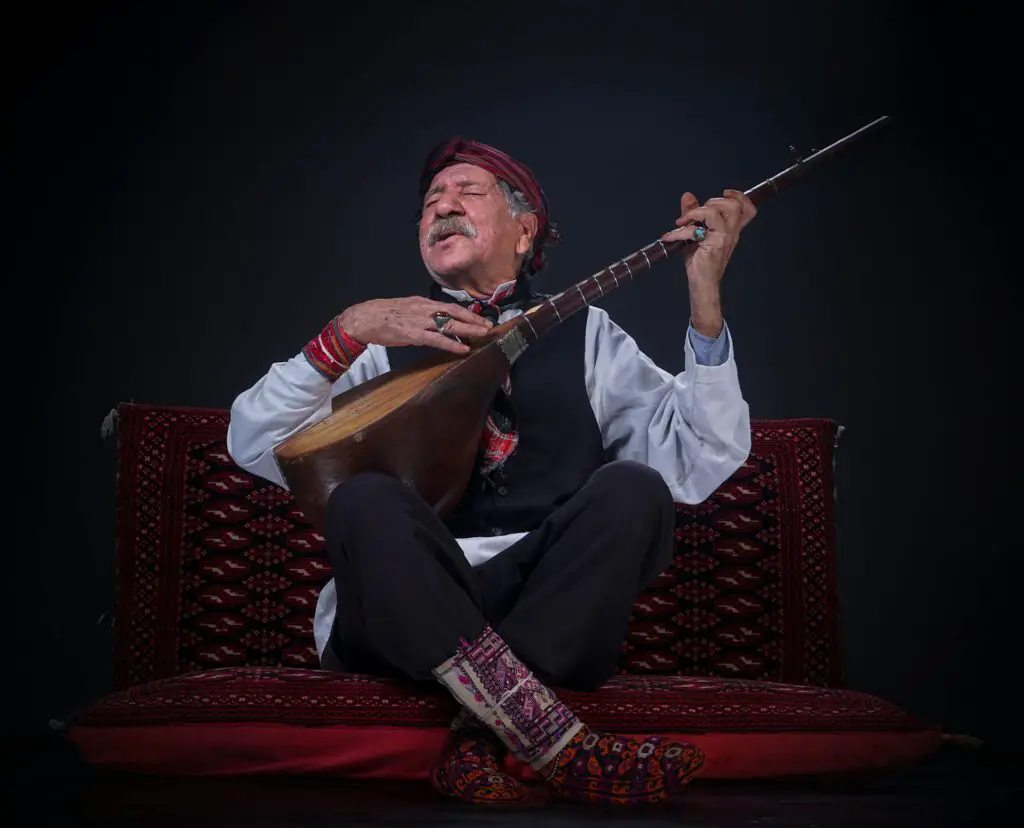 <p>Music has a way of distracting the mind from pain. Hospitals often use music therapy for patients dealing with chronic pain or after surgery. For boomers, this is a simple trick to make aches and pains less noticeable. Studies show that music can even lower the need for pain meds. Classical music, in particular, works well for this.</p> ::Pexels