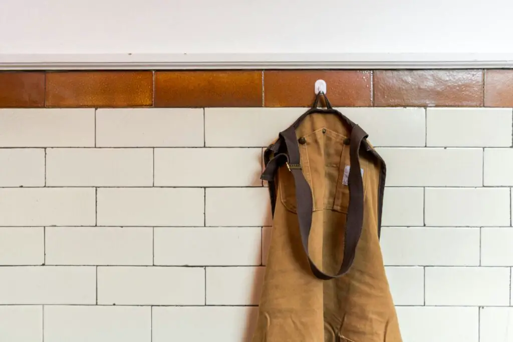 <p>No nails? No problem. Command hooks and strips are lifesavers for renters. They let you hang art, mirrors, shelves, or even lightweight planters—all without leaving marks on the wall. These strips come in different sizes and can hold surprising amounts of weight. You’ll find lots of DIY images of gallery walls created with nothing but hooks and strips. It’s a simple trick that makes your rental feel more like home, while keeping the walls hole-free.</p> ::Pexels
