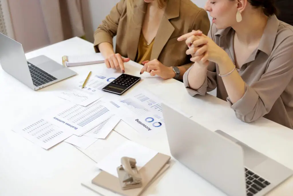 <p>One of the best wealth-building moves is starting retirement contributions early. Renters often have fewer big expenses compared to homeowners, making it easier to prioritize a 401(k) or IRA. Compound growth means even small amounts grow large over time. For instance, investing 0 a month from your 20s can turn into six figures by retirement. The earlier you start, the less you’ll need to put in later.</p> ::Pexels