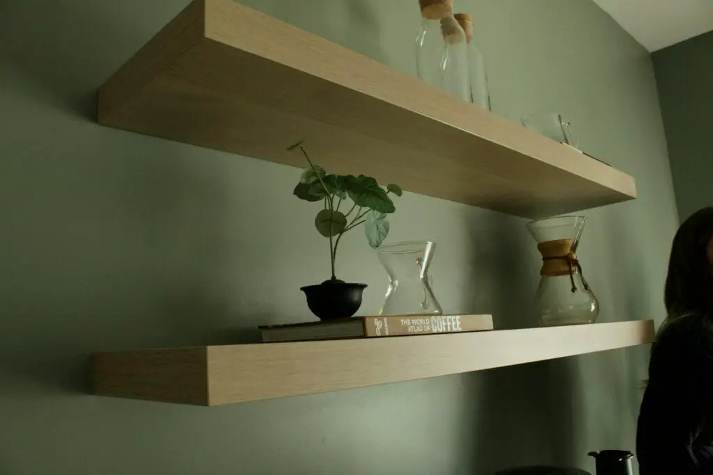 <p>Floating shelves are a simple yet stylish way to display plants. They give you the freedom to arrange pots of different sizes without taking up floor space. Many people like placing them near windows for extra sunlight. This style also allows trailing plants like pothos or ivy to hang naturally. It’s a popular choice because it’s easy to set up and looks clean. Plus, you can change the plant arrangement at any time without hassle.</p> ::Pexels
