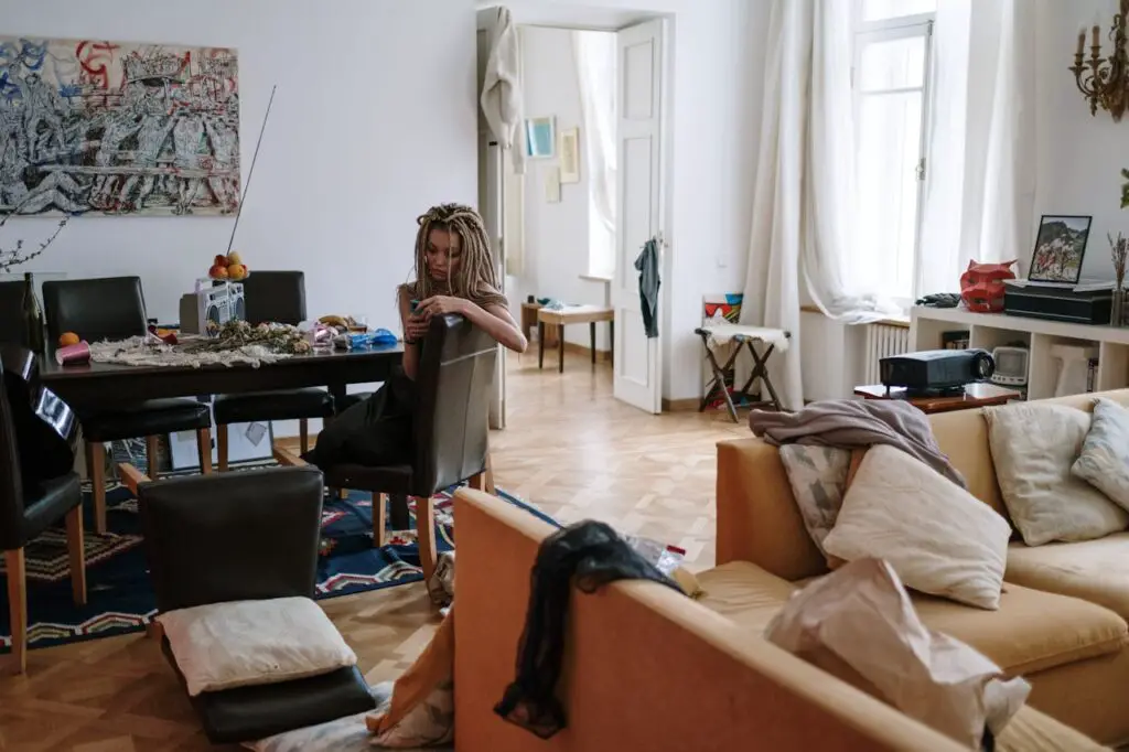 <p> If guests visit and see an untidy, cluttered, or dirty living space, they may make assumptions about your lifestyle and habits. A messy home can give the impression of disorganization and a lack of financial stability. Keeping your living space clean and organized by decluttering regularly and maintaining basic cleanliness can create a more welcoming and respectable environment. </p> :: Pexels