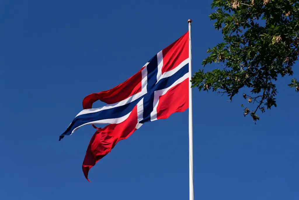 <p> Norway's wealth from natural resources is invested back into public services, ensuring that citizens benefit from free healthcare and high-quality education. Norwegians enjoy a strong sense of community and trust in their government, which leads to greater life satisfaction. The country's breathtaking landscapes, including fjords and mountains, provide opportunities for outdoor activities that contribute to physical and mental well-being. A strong work-life balance is encouraged, making Norway one of the best places to live for overall happiness. </p> :: Pexels