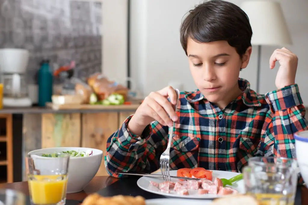 <p> Eating with your mouth open, chewing loudly, or talking while eating can make others perceive you as lacking refinement. Basic table manners, such as using utensils properly, chewing with your mouth closed, and taking time to eat rather than rushing, can make a significant difference in social and professional settings. Practicing proper etiquette can help create a more polished and respectful image. </p> :: Pexels
