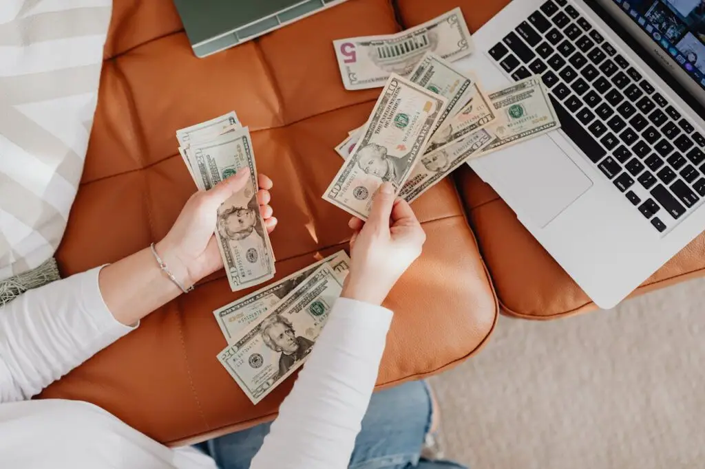 <p> Constantly showing off money, whether by posting cash on social media, bragging about expensive purchases, or tipping in an exaggerated way, can come across as desperate or financially irresponsible. People with true wealth rarely feel the need to prove it. Maintaining a balanced approach to discussing money can help you avoid negative judgments and build a more respectable image. </p> :: Pexels