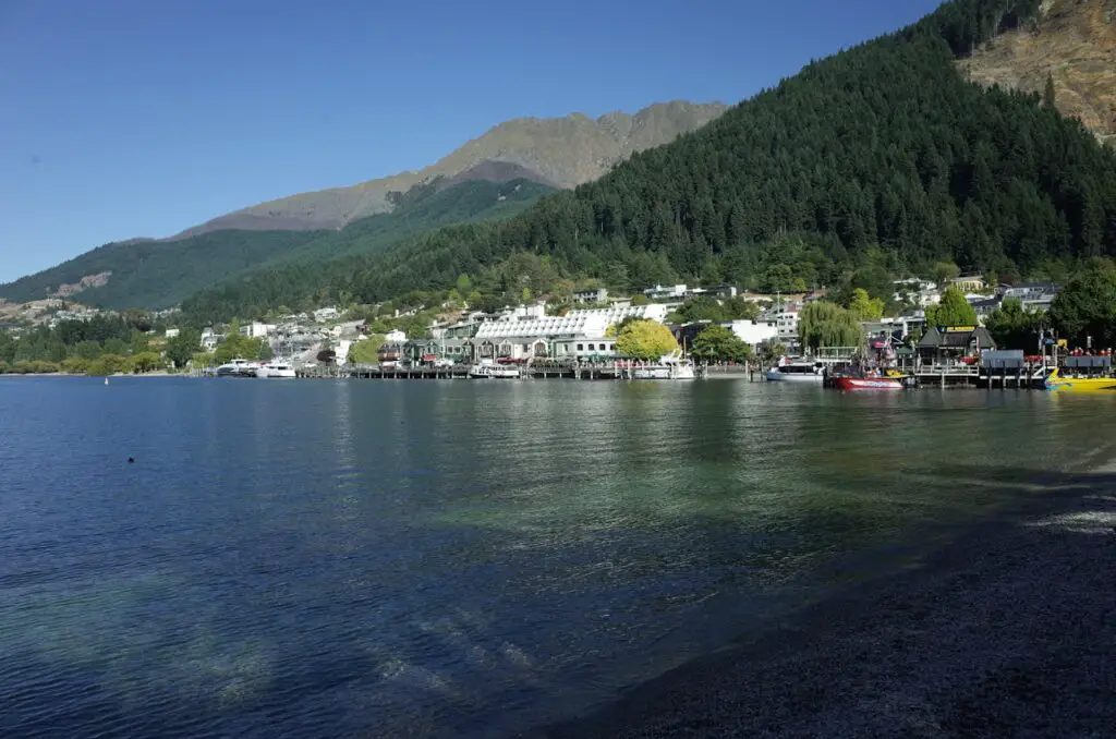 <p> For travelers seeking a mix of adventure and relaxation, Queenstown is an unbeatable destination. Surrounded by the stunning landscapes of the Southern Alps and Lake Wakatipu, this New Zealand town offers everything from wine tasting in Central Otago to thrilling activities like bungee jumping and jet boating. Take a scenic cruise through Milford Sound, ride the Skyline Gondola for panoramic views, or simply relax in a lakeside spa. Queenstown is a dream destination for nature lovers. </p> :: Pexels