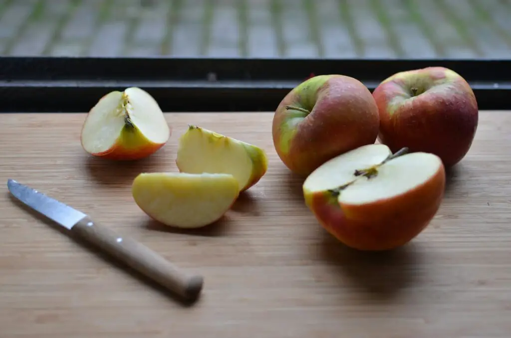 <p>Apple slices with peanut butter create a snack that is both sweet and savory in every bite. Start with a crisp apple, slice it into rounds, and spread a thin layer of peanut butter on each slice. Many boomers love this snack for its ease and the good mix of fruit and protein it offers. The apples bring a natural sweetness and crunch, while the peanut butter adds a dose of healthy fat and flavor. This snack is quick to prepare and provides a lasting energy boost without feeling too heavy. Its balanced blend of natural sugars and protein makes it a popular choice for a mid-day treat that fuels both body and mind.</p> ::Pexels