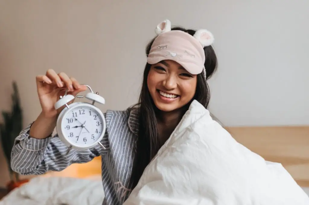 <p> It sounds almost too simple, but waking up just ten minutes earlier can have a massive impact on your entire morning and the rest of your day. Those extra minutes give you breathing room, allowing you to start without immediately rushing. Instead of jolting out of bed and diving into a flurry of tasks, you can savor a slower start: stretch, drink some water, or simply sit quietly. That small buffer lowers stress hormones like cortisol and makes everything from commuting to handling work emails feel a little more manageable. Over time, you will notice yourself feeling calmer, more centered, and more present because you are no longer starting the day from a place of chaos. </p> :: Freepik