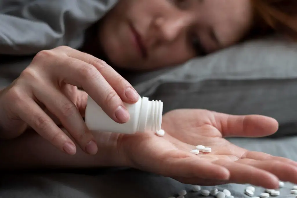 <p> Struggling with sleepless nights? You're not alone. In fact, poor sleep is one of the most common complaints among adults, and the temptation to reach for sleep aids can be strong. However, there are many natural and simple ways to improve your sleep without relying on pills. From adjusting your environment to changing your daily habits, these techniques can help you unlock better, more restful sleep and improve your overall well-being. Here are seven simple strategies to enhance your sleep naturally. </p> :: Freepik