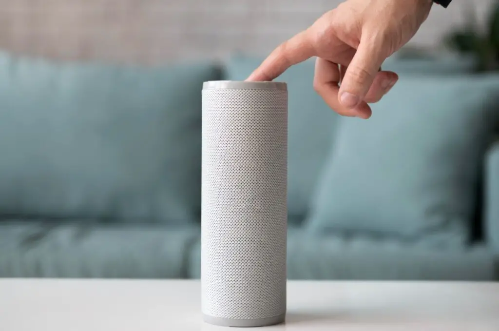 <p> Smart speakers, such as the Amazon Echo and Google Nest Audio, are more than just audio devices. These smart gadgets act as personal assistants, allowing you to control other smart devices, play music, answer questions, and even make shopping lists, all with simple voice commands. They also integrate seamlessly with other smart home products, allowing you to control everything from your lights and thermostat to your security cameras, all from one place. Many smart speakers are designed to work with services like Spotify, Apple Music, and Alexa, so you can enjoy your favorite tunes while managing your home’s smart systems. If you’re looking for convenience and entertainment in one package, a smart speaker is a must-have. Whether you're cooking in the kitchen, working out in the living room, or winding down in the evening, a smart speaker can add a new level of ease and enjoyment to your home life. </p> :: Freepik