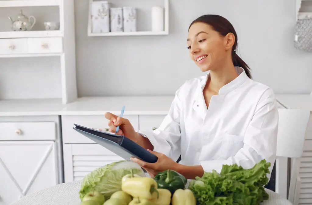 <p> When it comes to optimizing your health, the food you eat every day plays a huge role—especially when it comes to vegetables. While all vegetables offer health benefits, some are significantly richer in essential nutrients than others. These vegetables are referred to as “nutrient-dense,” meaning they provide a high amount of vitamins, minerals, fiber, and antioxidants for very few calories. According to nutritionists and dietary experts, including these powerhouse vegetables in your daily diet can enhance immune function, improve digestion, support heart and brain health, and reduce the risk of chronic diseases like diabetes and cancer. Here are eight of the most nutrient-dense vegetables that experts say you should try to eat daily—or as often as possible. </p> :: Freepik