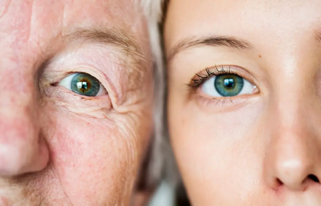 <p> Aging often gets a bad reputation due to stereotypes, cultural biases, and media portrayals that favor youth and beauty. But contrary to popular belief, growing older brings a wide range of benefits that go far beyond discounts and early bedtimes. As we age, many things actually improve—our mindset, priorities, relationships, and even our health habits. If you're entering your 50s or beyond, or simply looking forward to the next phase of life with curiosity rather than fear, you might be surprised by how fulfilling aging can really be. Here are seven powerful and often overlooked benefits of aging that could completely change the way you think about getting older. </p> :: Freepik