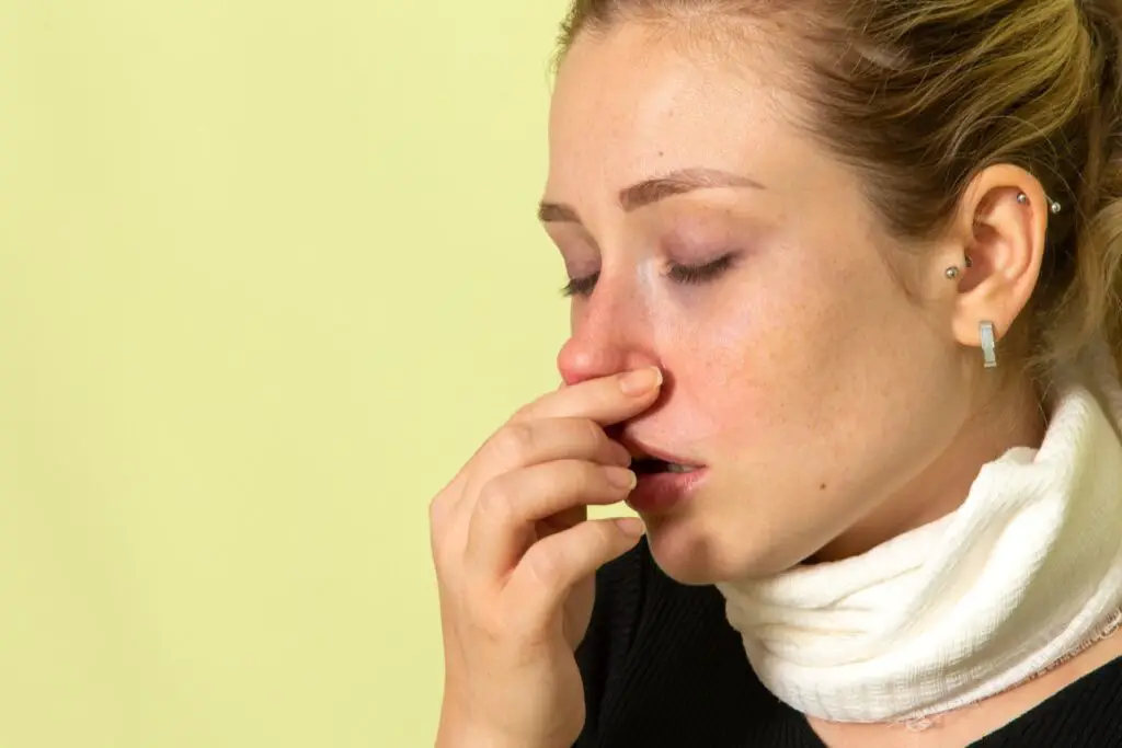<p> Bleeding gums or frequent nosebleeds can be early signs of a vitamin C deficiency. Vitamin C is essential for collagen production, which helps maintain the integrity of blood vessels and tissues. When you don’t get enough vitamin C, your blood vessels become weaker, leading to easy bruising, gum bleeding, and nosebleeds. Vitamin C deficiency can also result in scurvy, which can cause serious health issues if left untreated. If your gums are bleeding or you’re prone to nosebleeds, make sure you’re getting enough vitamin C from fruits and vegetables like oranges, strawberries, and bell peppers. Vitamin C is vital for overall tissue health, and its deficiency can lead to compromised immunity and skin problems. </p> :: Freepik