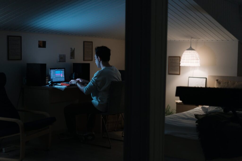 <p> Nighttime routines often include setting up for success the next morning. This might mean laying out clothes, prepping breakfast or lunch, tidying the workspace, or organizing essential items. Productive individuals reduce friction for their future selves by eliminating small, time-wasting decisions. A prepared environment not only saves time but also creates a calming atmosphere that promotes better sleep and a more organized start to the day. It is a way of showing respect to your future self, creating ease and flow from the moment you wake up. </p> :: Pexels
