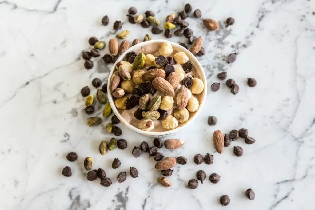 <p>When your brain gets foggy, it’s often because your blood sugar has dipped. Nuts—like almonds, walnuts, or cashews—offer a fast, healthy fix. They’re packed with protein, fiber, and healthy fat, which help keep your energy steady. Plus, they’re full of magnesium, which helps with focus and mood. A small handful is enough. Keep a stash at your desk or in your bag for quick bites on the go.</p> ::Pexels