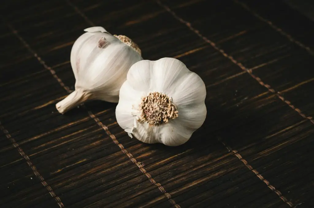 <p>Garlic doesn’t just taste great—it has proven health perks too. It helps support heart health and may even fight off colds. When raw, it’s strong and spicy. When cooked, it becomes soft and sweet. You can mix garlic into salad dressings, pastas, roasted veggies, or stir-fries. One clove goes a long way. A small tip: crush or chop garlic and let it sit for a few minutes before cooking to boost its good-for-you compounds.</p> ::Pexels