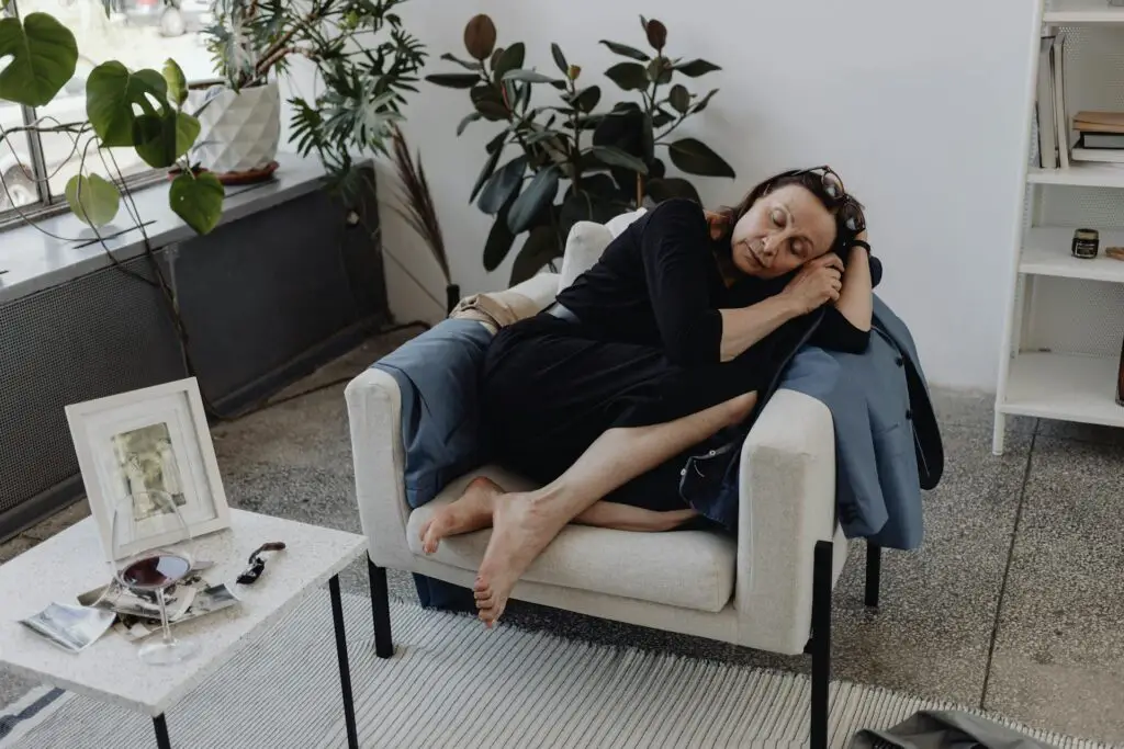 <p>A short nap can work wonders if you feel sluggish in the afternoon. The key is to keep it under 30 minutes to avoid grogginess. A 20-minute nap improves alertness and mood. If you can, take your nap earlier in the day to avoid messing with your nighttime sleep. Fun fact: Famous thinkers like Winston Churchill and Albert Einstein were known for their daily naps!</p> ::Pexels