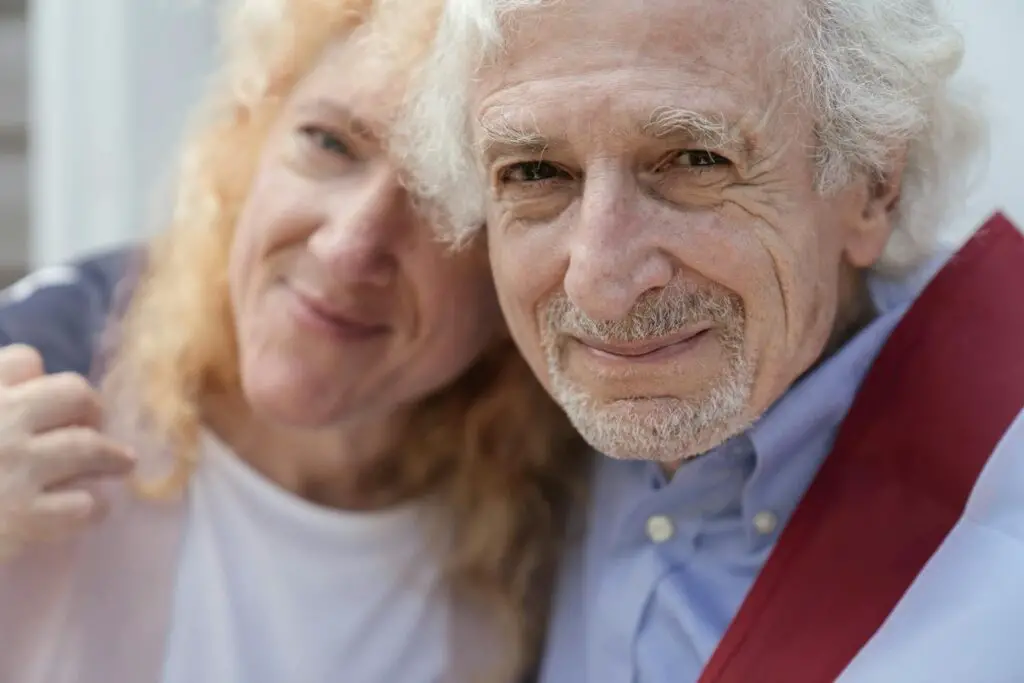 <p>Staying close to people gets harder as we get older. Life gets full, and time flies. Still, strong bonds with others make a big difference in how happy and healthy we feel. Social wellness is about more than just having friends. It’s about habits that keep your connections strong, your heart full, and your stress low. You don’t need a big circle or constant events. Just a few small routines that help you check in, reach out, and stay grounded. These six simple habits will keep your social life alive—even on your busiest weeks.</p> ::Pexels