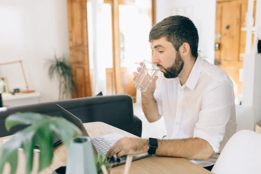 <p> Even mild dehydration can impair mood, memory, and brain performance. Studies show that a fluid loss of just 1–3% of body weight can lead to fatigue, reduced concentration, and increased feelings of anxiety. Staying well-hydrated helps maintain optimal brain function, improving focus, memory, and overall cognitive abilities. This is particularly important during tasks that require concentration, such as working or studying. Experts have found that drinking enough water can also help prevent the mental fatigue that often comes from dehydration, allowing individuals to feel more energetic and productive throughout the day. In fact, one study showed that drinking water could improve cognitive performance, such as short-term memory recall, and prevent attention lapses. The hydration of brain cells plays a critical role in supporting overall brain health, and proper hydration enhances communication between neurons, boosting cognitive function. </p> :: Pexels