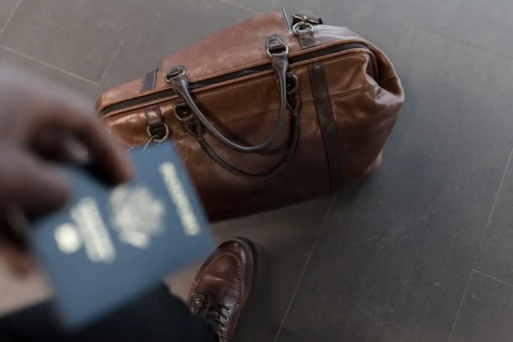 <p> When it comes to traveling, whether for business or leisure, one of the most crucial parts of your journey is packing. While it's easy to focus on what you pack in your main suitcase, your carry-on bag is just as important. After all, this small bag holds the essentials you’ll need during the flight and helps you stay comfortable and prepared no matter what happens. Forgetting to pack a few key items can make your trip feel much more stressful. To make sure you're fully prepared, here are 7 must-have items you should always keep in your carry-on bag, so you can travel with ease and confidence. </p> :: Pexels