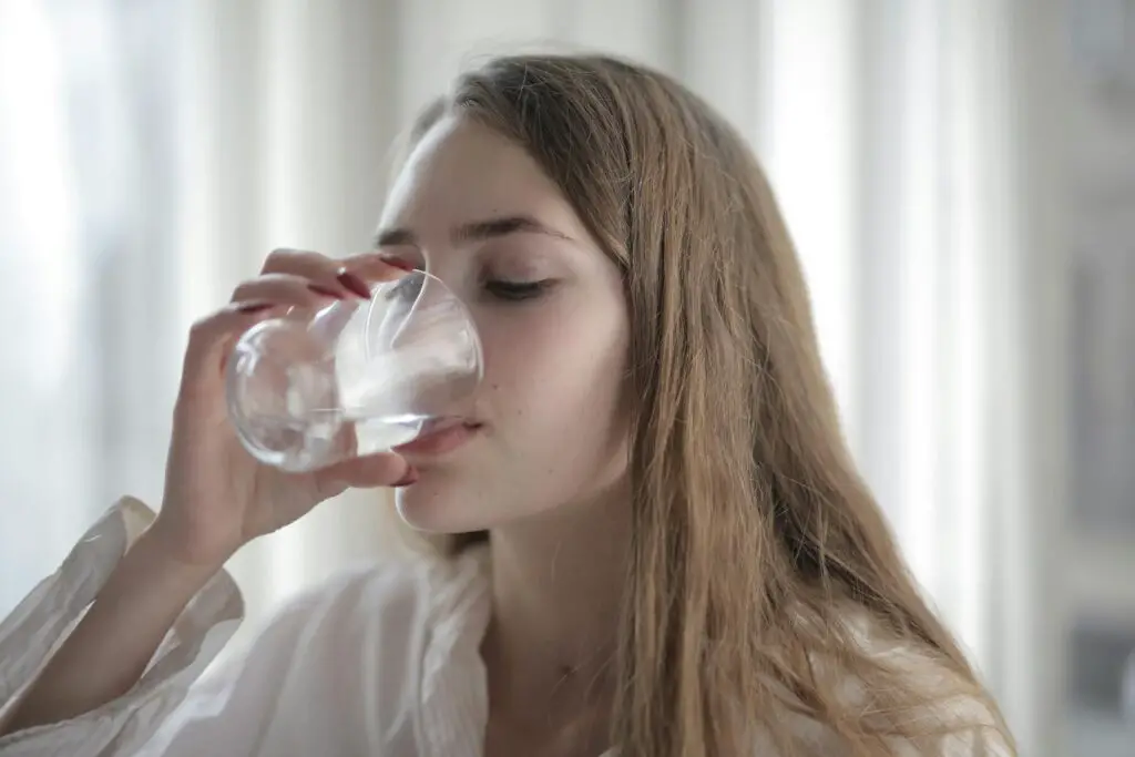 <p>Before coffee, before food—drink a glass of cold water. It wakes up your system and helps your body shake off sleep. After a night without fluids, your body gets a little dry, which makes you feel slow. Cold water helps raise your alertness, even more when paired with lemon. A squeeze of lemon gives you a small hit of vitamin C and makes the water taste better. Simple, fast, and free—this is one of the easiest habits to keep.</p> ::Pexels