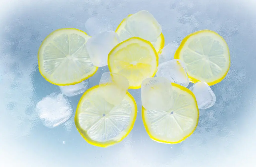 <p>Sometimes the problem isn’t water—it’s the mood. Try adding fancy ice cubes (like ones with berries frozen inside) or choose sparkling water for a change. The fizz can make drinking feel like a treat rather than a task. Did you know sparkling water can be just as hydrating as still water? As long as it’s not packed with sugar or fake stuff, bubbles are a win.</p> ::Pexels