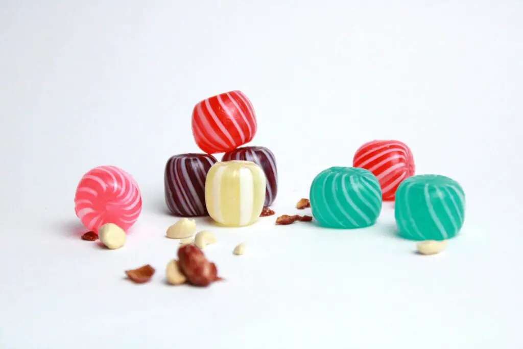 <p>Chewing gum, especially mint, wakes up your senses. It boosts alertness, improves memory, and helps you focus. It also tricks your brain into thinking you’re doing something active, which can shake off a sleepy fog. Studies show that peppermint scent alone can perk up your mood and improve task performance. Keep a pack in your drawer for those mid-afternoon slumps.</p> ::Pexels