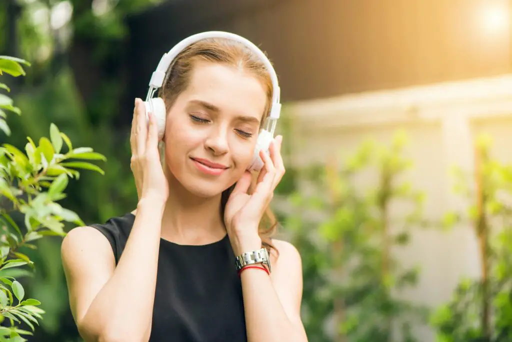 <p>Music can lift your mood faster than almost anything. One fast-paced song—something you love and know by heart—can spark energy, reduce stress, and help you refocus. It works best with headphones or a quick dance break. Songs with 120–140 beats per minute mimic your heart rate when you’re alert and moving. Need a tip? Try anything by Queen, Beyoncé, or early 2000s pop.</p> ::Pexels