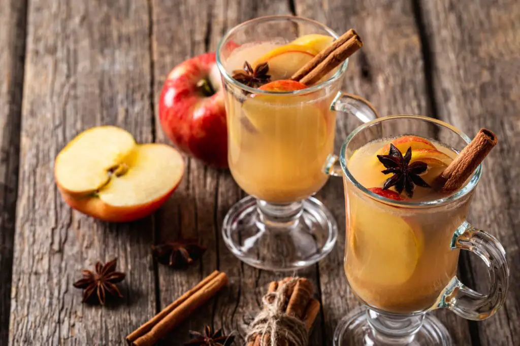 <p> For those who enjoy comforting fall flavors year-round, the apple cinnamon sparkler is the perfect drink to enjoy during any season. This non-alcoholic option brings the sweet and spicy flavors of apple and cinnamon into a refreshing, bubbly beverage. The natural sweetness of apple juice is balanced by a hint of cinnamon, creating a cozy yet crisp drink that’s perfect for fall parties or holiday gatherings. When you add some sparkling water to the mix, it elevates the drink, adding a fizzy kick that makes it even more exciting. To prepare it, combine fresh apple juice (or apple cider for a richer flavor), a pinch of ground cinnamon, and a splash of lemon juice. Top it off with sparkling water and serve over ice. This drink can also be spiced up with a cinnamon stick or an apple slice for garnish. The apple cinnamon sparkler is not only a delicious drink but also brings a sense of warmth and comfort, making it a great choice for colder months or festive celebrations. </p> :: Pexels