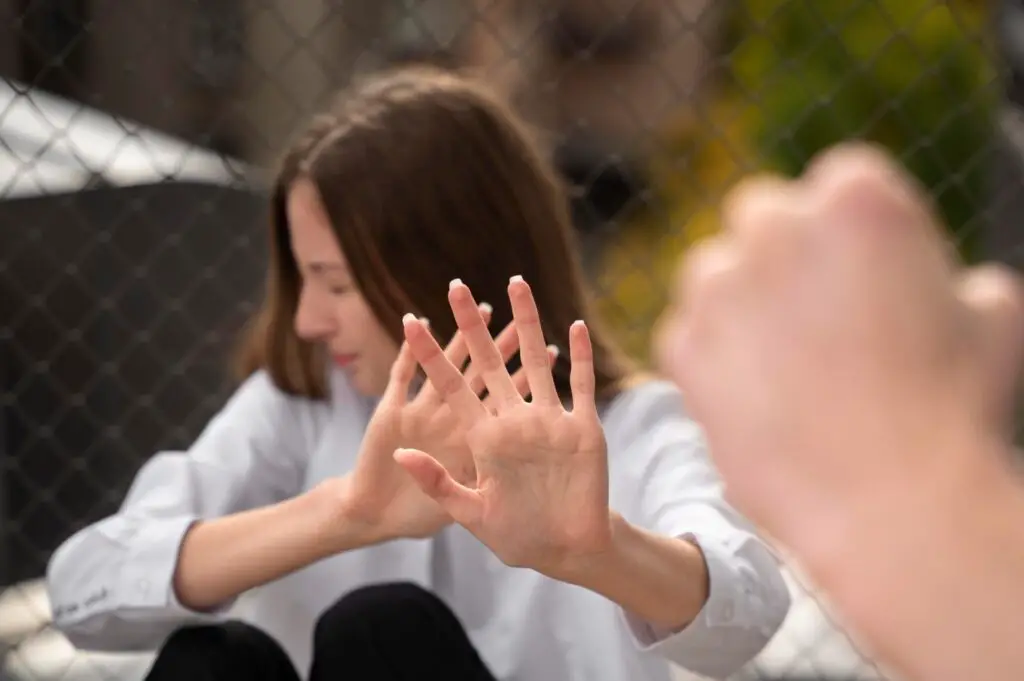 <p> Rude habits, no matter how small they may seem, add up over time and can significantly impact how others perceive you. Most of these behaviors are born out of laziness, distraction, or lack of awareness—but the good news is that they’re completely fixable. With just a little mindfulness and effort, you can break these bad habits and replace them with actions that make people feel respected and valued. Kindness doesn’t have to be complicated. Often, it starts with simply paying attention to how your actions affect those around you. The next time you’re in a rush or feel tempted to ignore basic courtesies, remember that a little politeness can go a long way in making the world a more pleasant place to live. Let’s all do our part to stop these rude habits and encourage a culture where kindness, empathy, and respect are the norm. </p> :: Freepik