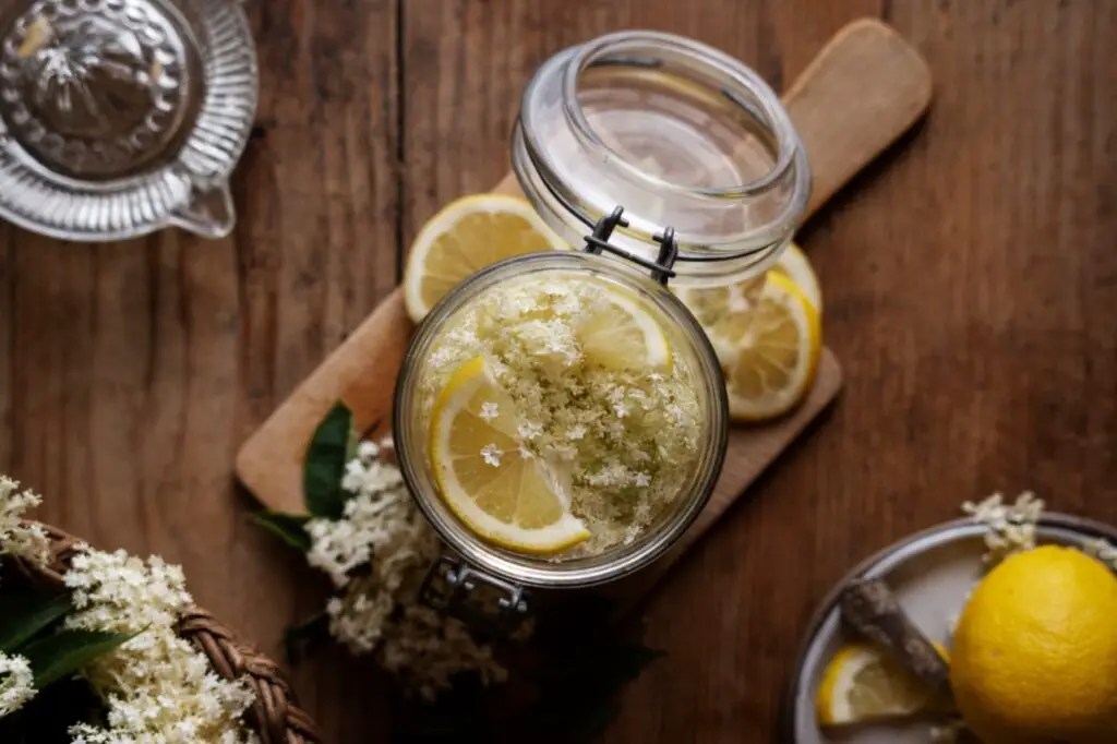 <p> Sparkling elderflower lemonade is a refreshing and fragrant alternative to traditional sodas or sugary fruit punches. The delicate flavor of elderflower paired with the zest of lemon creates a drink that feels both light and sophisticated. Elderflower, known for its subtle floral taste, adds a unique twist to this sparkling lemonade, making it perfect for any occasion, from a garden party to a casual brunch. The bubbles from the sparkling water bring a playful effervescence, turning this drink into a lively and enticing beverage choice. Plus, it's incredibly easy to make—simply combine elderflower syrup, fresh lemon juice, and sparkling water, then garnish with a sprig of mint or a slice of lemon for added flair. This non-alcoholic drink feels fancy without the fuss and is an excellent way to treat your guests to something special without needing to serve alcohol. </p> :: Freepik