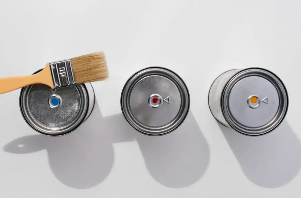 <p> Paints, varnishes, and paint thinners are highly sensitive to temperature changes, which makes garages a poor place to store them. In high heat, these substances can expand, leak, or even combust, while in cold temperatures, they can separate and become unusable. The vapors released from paint thinner can also be toxic in enclosed areas and pose health risks. Storing them improperly may even violate hazardous material regulations in your area. For both safety and quality control, these materials are best kept in a cool, dry indoor space away from kids and pets. </p> :: Freepik