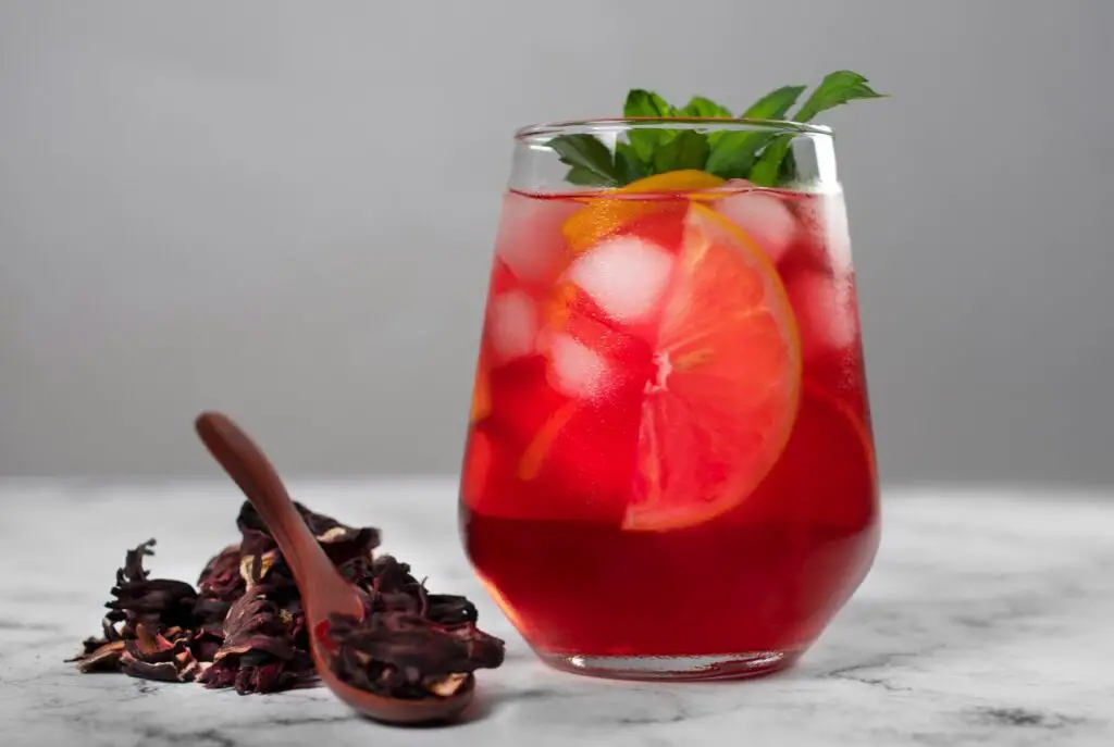 <p> Iced hibiscus tea lemonade is a visually stunning and delicious drink that’s bursting with flavor. Hibiscus tea, known for its deep red color and tart, cranberry-like taste, is a fantastic base for a non-alcoholic drink. When paired with tangy lemonade, it creates a refreshing beverage that is perfect for hot days or as a colorful addition to your next gathering. The floral notes of hibiscus blend beautifully with the citrusy sharpness of lemon, making for a drink that’s both thirst-quenching and satisfying. You can brew hibiscus tea ahead of time and let it chill in the fridge, then mix it with fresh lemonade or a simple lemon syrup to balance out the tartness. Serve it over ice with a garnish of lemon slices or even a few fresh berries, and you’ll have a drink that’s both refreshing and eye-catching. Plus, hibiscus tea is packed with antioxidants, making it a healthier choice for your guests. </p> :: Freepik