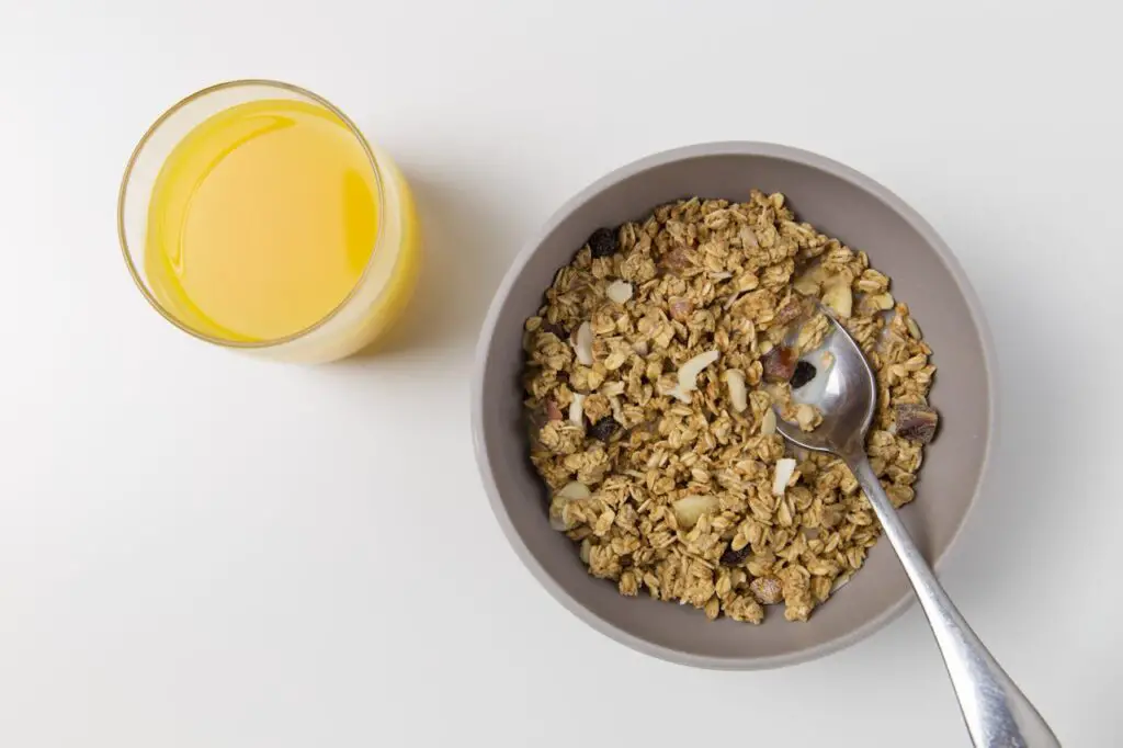 <p> Oats are practically the poster child for cholesterol-lowering foods—and for good reason. They're packed with soluble fiber, particularly beta-glucan, which works like a sponge in your digestive system, soaking up LDL cholesterol and carrying it out of the body. For best results, aim for at least one and a half cups of cooked oatmeal per day, which gives you around 3 grams of soluble fiber. Not an oatmeal fan? Sprinkle oat bran into your smoothies or bake it into muffins. Add cinnamon, fruit, or a spoonful of nut butter, and suddenly it’s a treat, not a chore. Bonus: they’re easy on the wallet and gentle on digestion—ideal for anyone in their 50s, 60s, and beyond. </p> :: Pexels