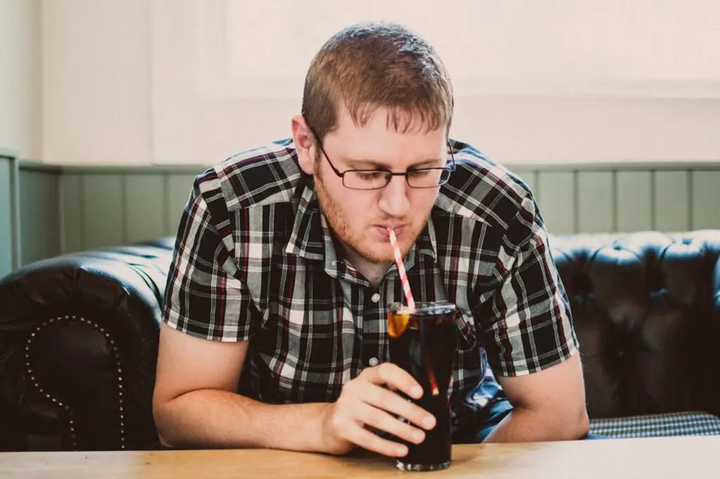 <p> Imagine sitting down at a diner, ordering a soda, and the server keeps topping up your glass every few minutes—without charging extra. In the U.S., free refills on soft drinks and coffee are standard in many casual restaurants. This is a delightful surprise for some visitors but a confusing one for others who are used to paying per glass. In Europe, for instance, a small soda can cost several euros with no refills in sight. The idea of unlimited drinks at no additional cost can seem too good to be true, and sometimes, it actually is—just don't expect it at more upscale establishments or bars. </p> :: Pexels